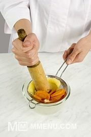Приготовление блюда по рецепту - Морковный пудинг на пару. Шаг 2